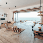Sala luminosa con diseño de interiores inspirado en el estilo mediterráneo