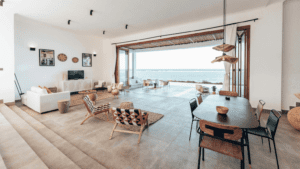 Sala luminosa con diseño de interiores inspirado en el estilo mediterráneo