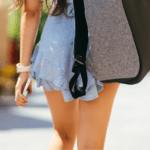 Mujer con mochilas para mujeres caminando por la ciudad con estilo moderno