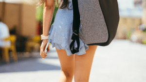 Mujer con mochilas para mujeres caminando por la ciudad con estilo moderno