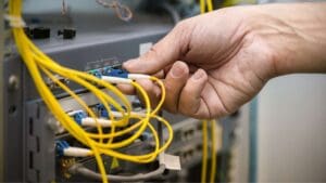 Instalación profesional de fibra óptica en casa con técnico y cableado visible