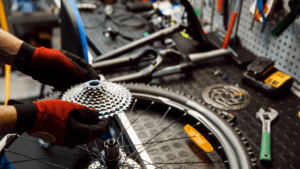 Taller profesional dentro de una tienda de bicicletas revisando una bici de carretera