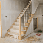 Interior en renovación con herramientas y materiales usados por una empresa de reformas en Barcelona.