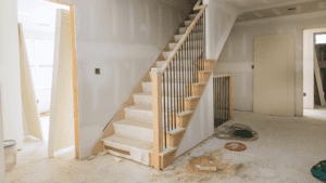 Interior en renovación con herramientas y materiales usados por una empresa de reformas en Barcelona.