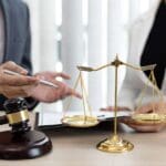 Abogados ofreciendo asesoramiento legal a una persona que busca orientación según su problema jurídico