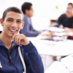Jóvenes de mediana edad en cursos de formación profesional Madrid como alternativa real a la universidad.