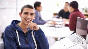 Jóvenes de mediana edad en cursos de formación profesional Madrid como alternativa real a la universidad.
