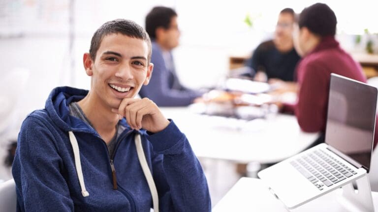 Jóvenes de mediana edad en cursos de formación profesional Madrid como alternativa real a la universidad.