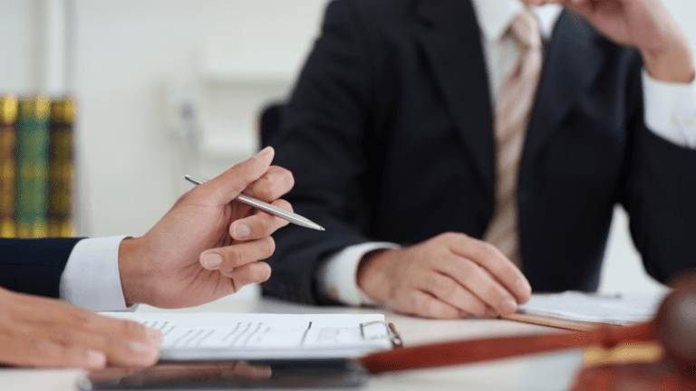 Consulta profesional con abogados en Irun especializados en derecho laboral, civil y de familia.
