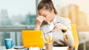 Mujer cansada en casa rodeada de dispositivos electrónicos con ondas electromagnéticas, concepto de exposición EMF