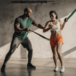 Sesión guiada en un centro de entrenamiento con entrenador personal certificado.