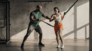 Sesión guiada en un centro de entrenamiento con entrenador personal certificado.