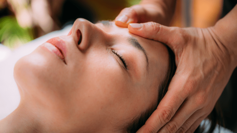 Mujer recibiendo terapia biodinámica craneosacral en un entorno relajante y natural