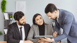 Atención personalizada a clientes internacionales sobre banca y seguros.
