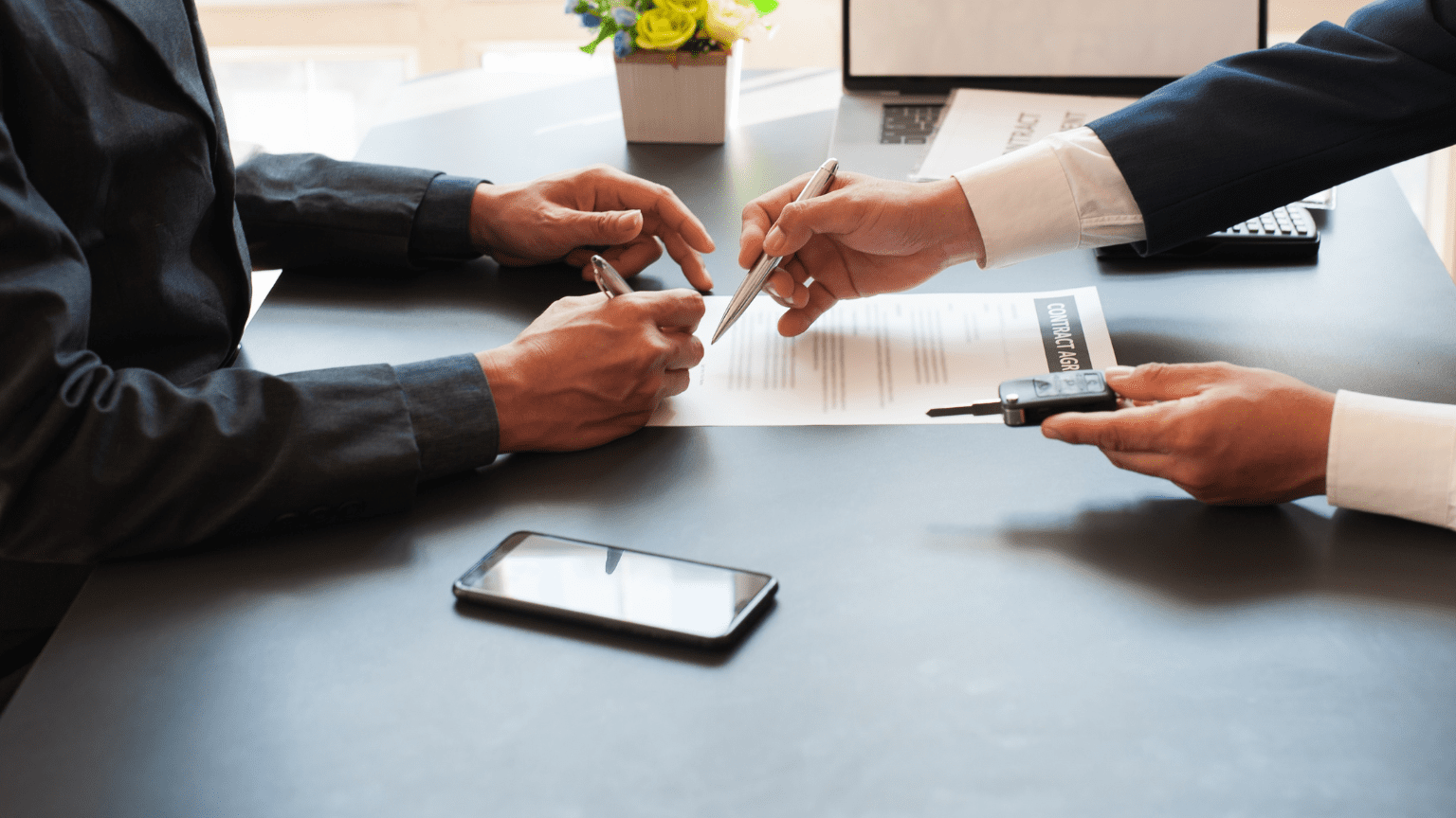 Firma de contrato para la transferencia de coche entre comprador y vendedor