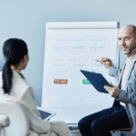 Profesionales de negocios desarrollando habilidades en inglés con programas de inmersión lingüística