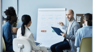 Profesionales de negocios desarrollando habilidades en inglés con programas de inmersión lingüística