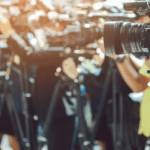 Ejemplo visual de resumen de prensa con gráficos de seguimiento y análisis de medios.