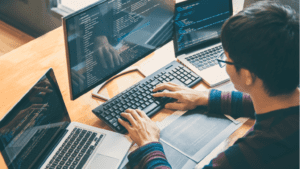 Consultor de desarrollo web analizando el rendimiento de una página con un cliente.