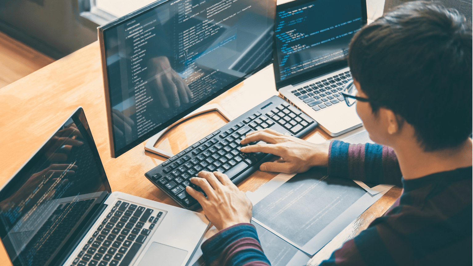 Consultor de desarrollo web analizando el rendimiento de una página con un cliente.