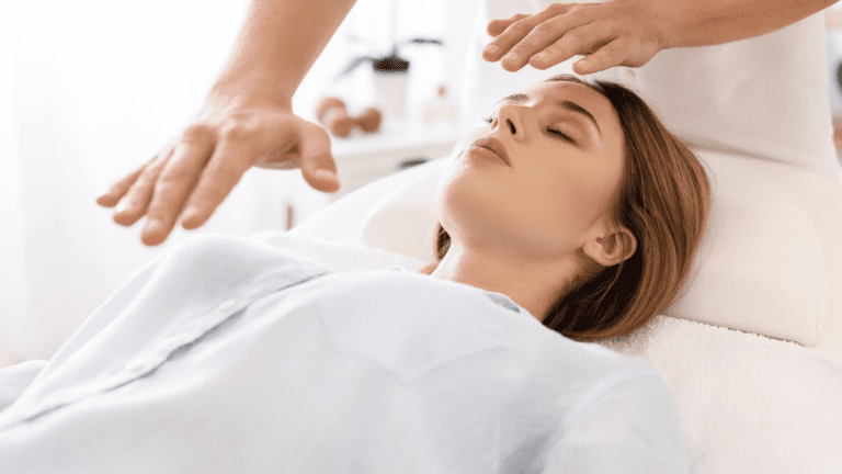 Sesión de medicina integrativa con paciente en entorno terapéutico natural