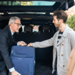 Servicio de taxi llevando a un pasajero al aeropuerto con su equipaje