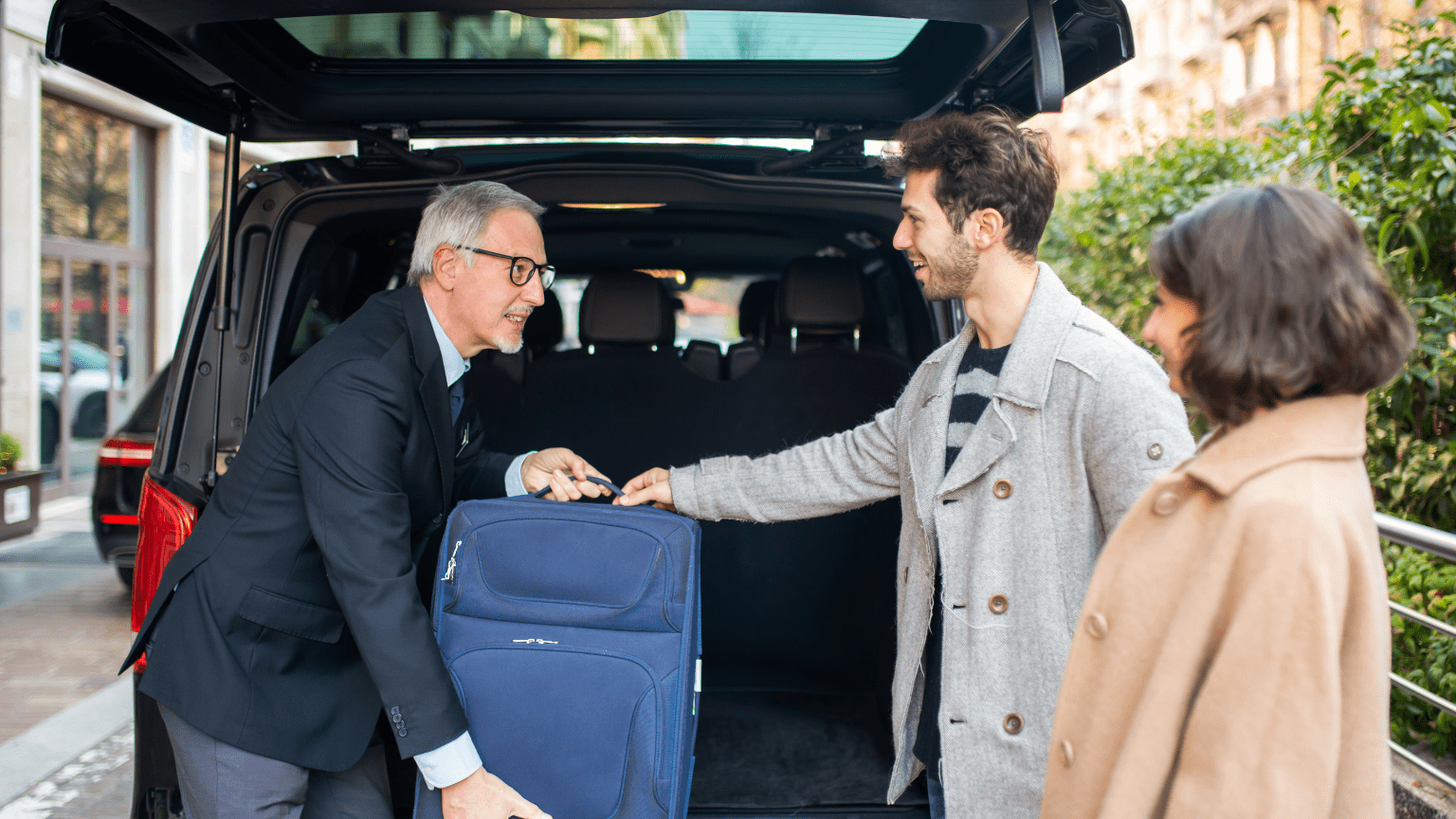 Servicio de taxi llevando a un pasajero al aeropuerto con su equipaje