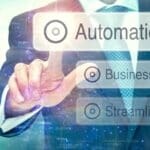 Empresario gestionando procesos con automatización inteligente e inteligencia artificial en una pyme