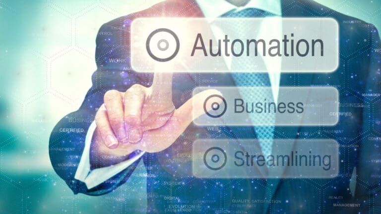 Empresario gestionando procesos con automatización inteligente e inteligencia artificial en una pyme