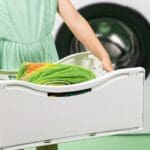 Cesto de ropa plegable moderno en lavadero organizado