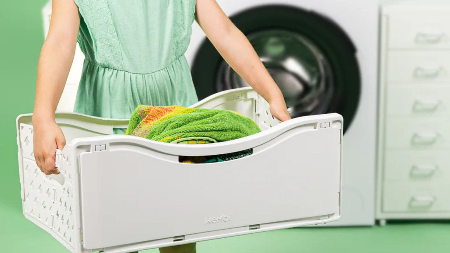 Cesto de ropa plegable moderno en lavadero organizado