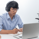 Persona trabajando en la creación de academias online desde un portátil para vender formación digital.