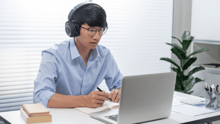 Persona trabajando en la creación de academias online desde un portátil para vender formación digital.