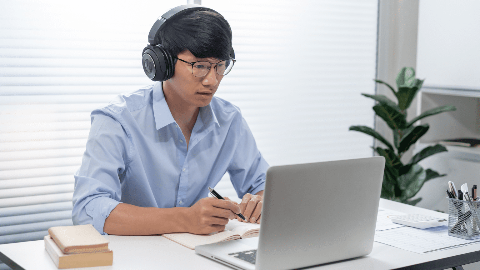 Persona trabajando en la creación de academias online desde un portátil para vender formación digital.