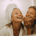 Mujeres aplicando productos de cosmética natural en su rutina de cuidado diario