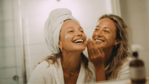 Mujeres aplicando productos de cosmética natural en su rutina de cuidado diario