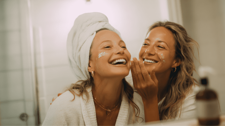 Mujeres aplicando productos de cosmética natural en su rutina de cuidado diario