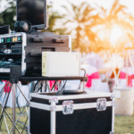 Montaje profesional para evento corporativo con alquiler de equipos audiovisuales