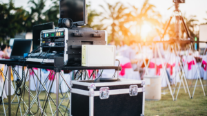 Montaje profesional para evento corporativo con alquiler de equipos audiovisuales