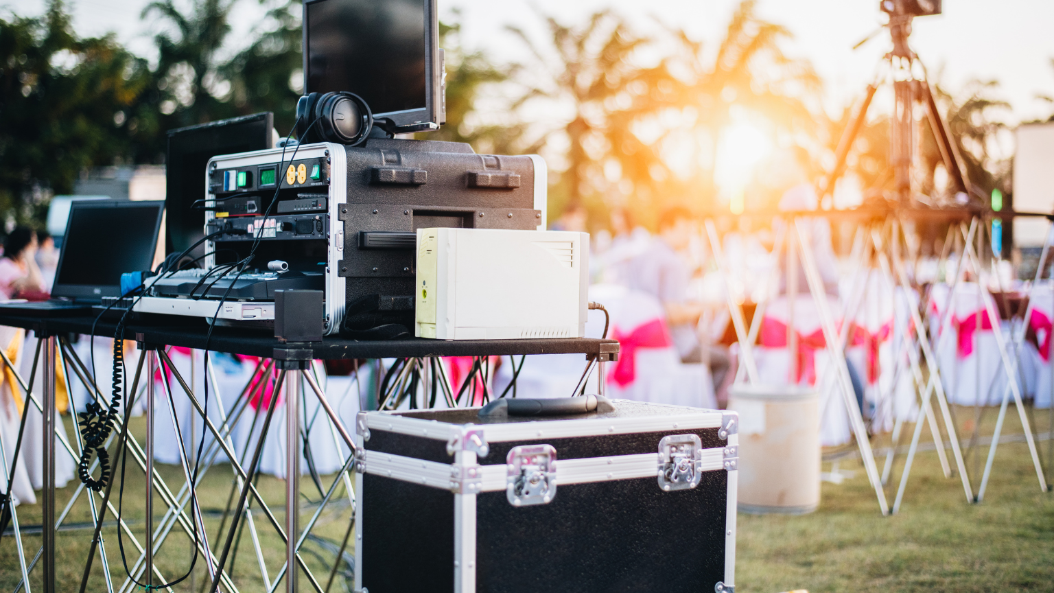 Montaje profesional para evento corporativo con alquiler de equipos audiovisuales