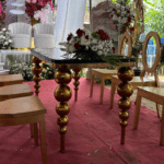 Decoración personalizada con flores y muebles rústicos para eventos especiales