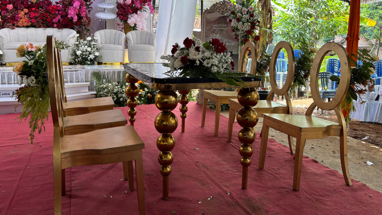Decoración personalizada con flores y muebles rústicos para eventos especiales