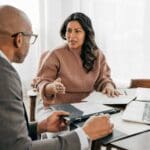 Corredor de seguros asesorando a dueño de pyme