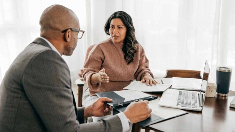 Corredor de seguros asesorando a dueño de pyme