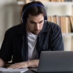 Emprendedor realizando curso fiscalidad online para entender sus impuestos y organizar su contabilidad con autonomía