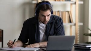 Emprendedor realizando curso fiscalidad online para entender sus impuestos y organizar su contabilidad con autonomía