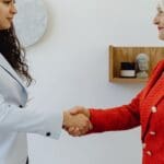 Abogada profesional brindando asesoría jurídica a un cliente en proceso civil