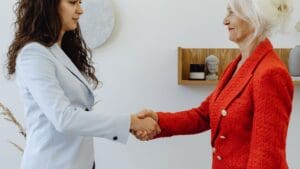 Abogada profesional brindando asesoría jurídica a un cliente en proceso civil