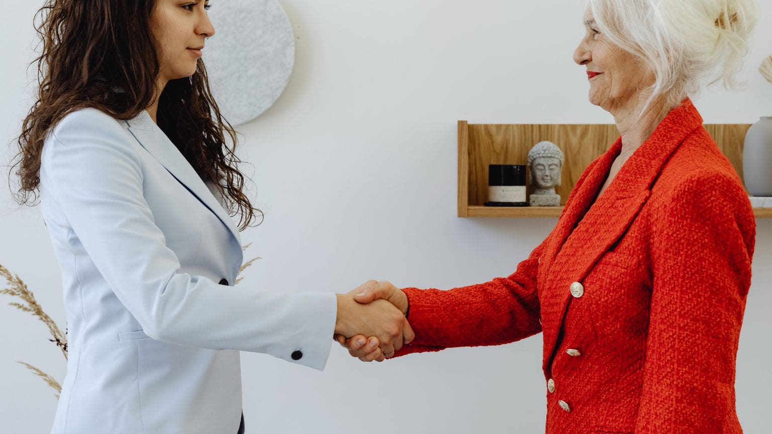 Abogada profesional brindando asesoría jurídica a un cliente en proceso civil