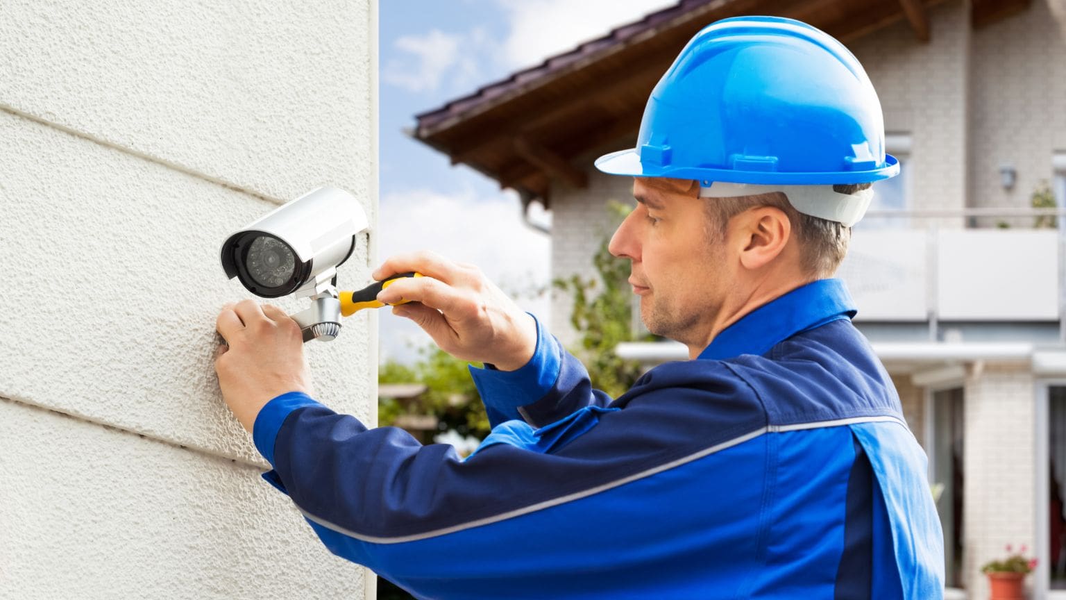 Persona cometiendo errores al instalar cámaras y alarmas de seguridad sin asesoría profesional